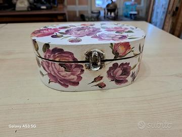 Scatola Ovale in Legno con Découpage di Rose 