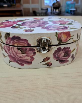 Scatola Ovale in Legno con Découpage di Rose 