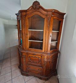 Credenza classica con vetrina