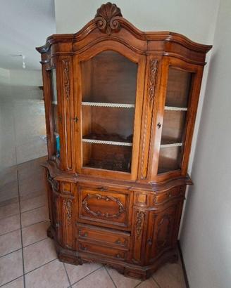 Credenza classica con vetrina