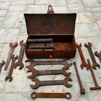 Chiavi officina d'epoca con cassetta in metallo