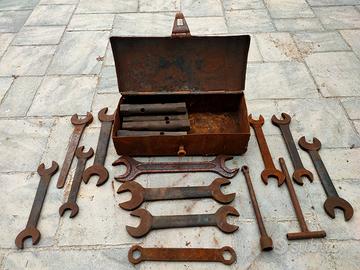 Chiavi officina d'epoca con cassetta in metallo