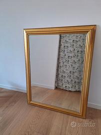 Grande specchio con corniche in legno dorato