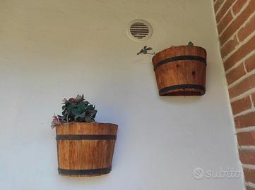 coppia di porta piante in legno o plastica 