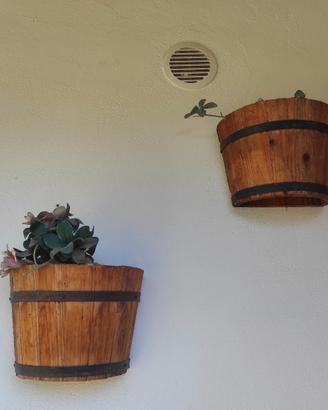 coppia di porta piante in legno o plastica 
