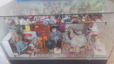 Vetrina con bambole da collezione - Collezionismo In vendita a Torino