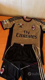 Completo maglia e pantaloncino milan