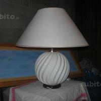 Lampadari: ceramica da tavolo; vetro da soffitto