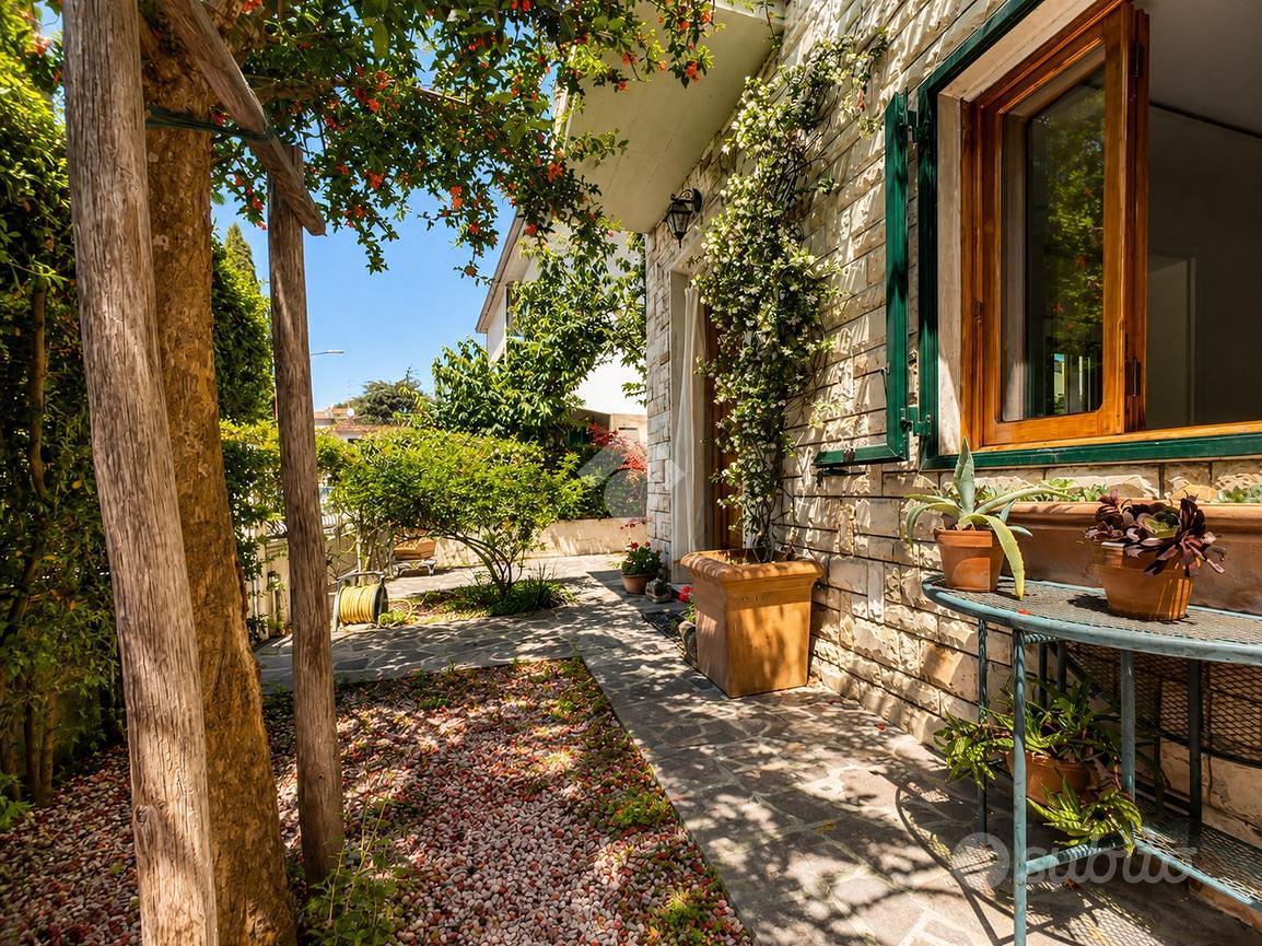 VILLA A SCHIERA D'ANGOLO A CAMPI BISENZIO - Vista 4