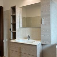 Mobile bagno + specchio + 2 colonne + luce