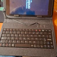 tablet con custodia a libro e tastiera fisica