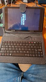 tablet con custodia a libro e tastiera fisica
