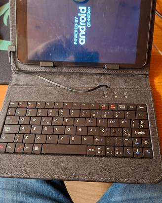 tablet con custodia a libro e tastiera fisica