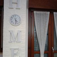 orologio a parete con scritta home