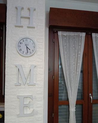 orologio a parete con scritta home