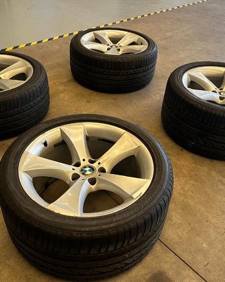 4 GOMME CON CERCHI IN LEGA BMW 315/35R20 € 800