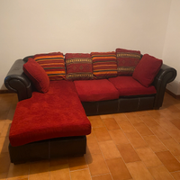 Divano in pelle nera con cuscini sfoderabili