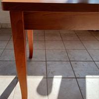 Tavolo color ciliegio con piedi in faggio 1.40x80