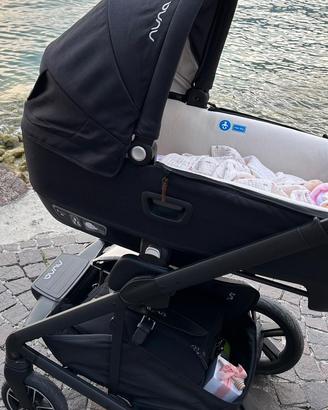 Passeggino e navicella nuna