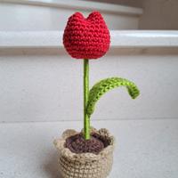 Tulipano rosso in vasetto uncinetto 