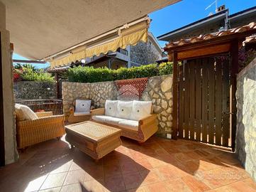 VILLA A SCHIERA A SANTA MARINA