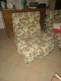 poltrone imbottite con rivestimento floreale