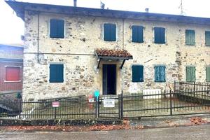 Casa indipendente di 90 m² con più di 5 locali a P
