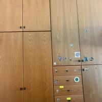 Armadio in legno + scrivania nera di ikea