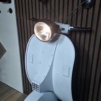 Vespa Bianca anni '70 - Elemento di Design Unico