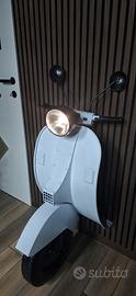 Vespa Bianca anni '70 - Elemento di Design Unico