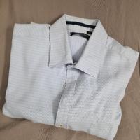 Camicia bianca e azzurra a maniche lunghe