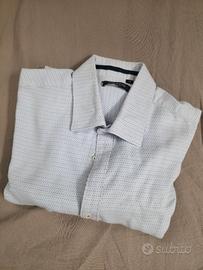 Camicia bianca e azzurra a maniche lunghe