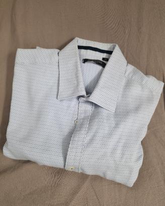 Camicia bianca e azzurra a maniche lunghe