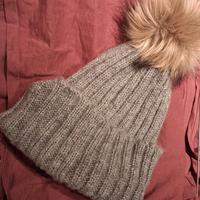 Cuffia da donna con pon pon