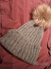 Cuffia da donna con pon pon