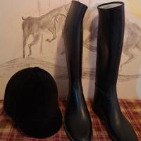cappello e stivali per equitazione 