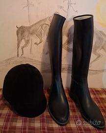 cappello e stivali per equitazione 