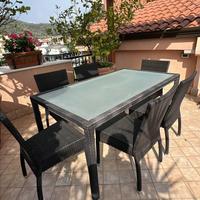 Tavolo in rattan con 6 sedie, divano e poltrone