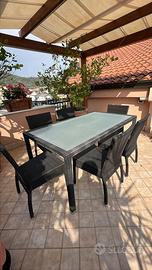 Tavolo in rattan con 6 sedie, divano e poltrone