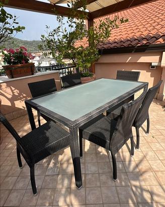 Tavolo in rattan con 6 sedie, divano e poltrone