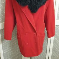 Cappotto vintage rosso e collo in eco pelliccia