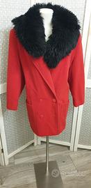 Cappotto vintage rosso e collo in eco pelliccia