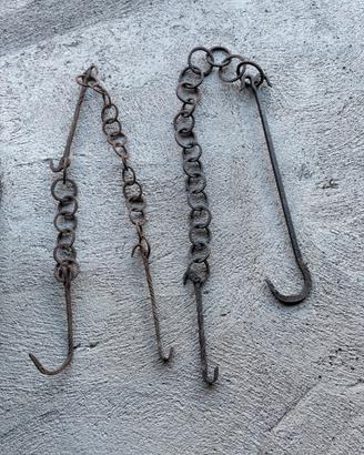Antiche catene da camino in ferro battuto