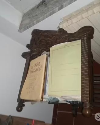 Scrivania in legno con sedia papalina