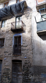 Palazzotto cielo terra con affaccio su due strade