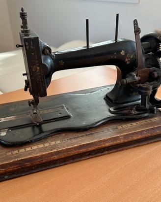Macchina da cucire antica vintage