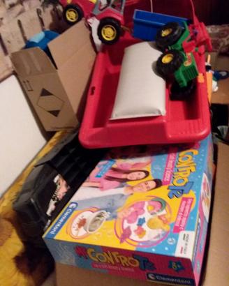 Scatoloni pieni di giochi usati