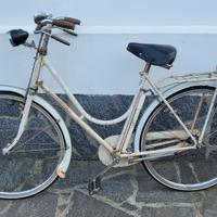 Bici da donna bianca.