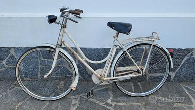 Bici da donna bianca.