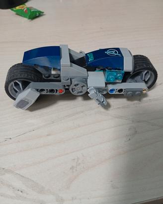 LEGO moto Avengers.